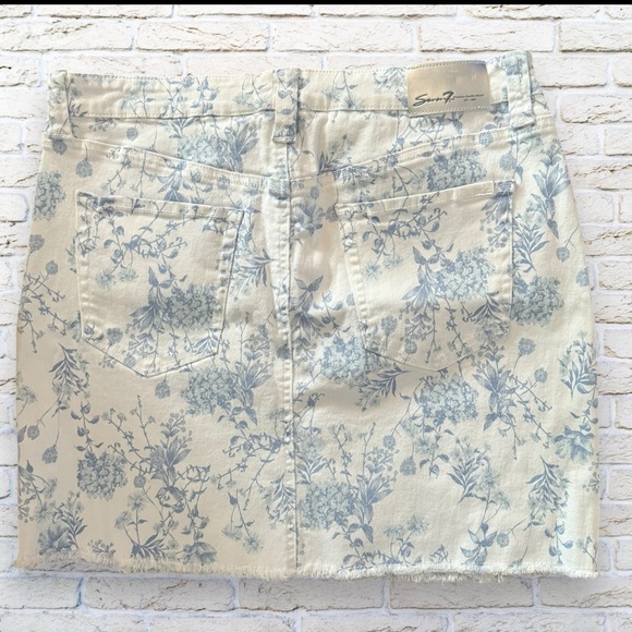 NWT Women's Seven7 Jean Denim Skirt Size 10 - White with Blue Flowers - Picture 2 of 5